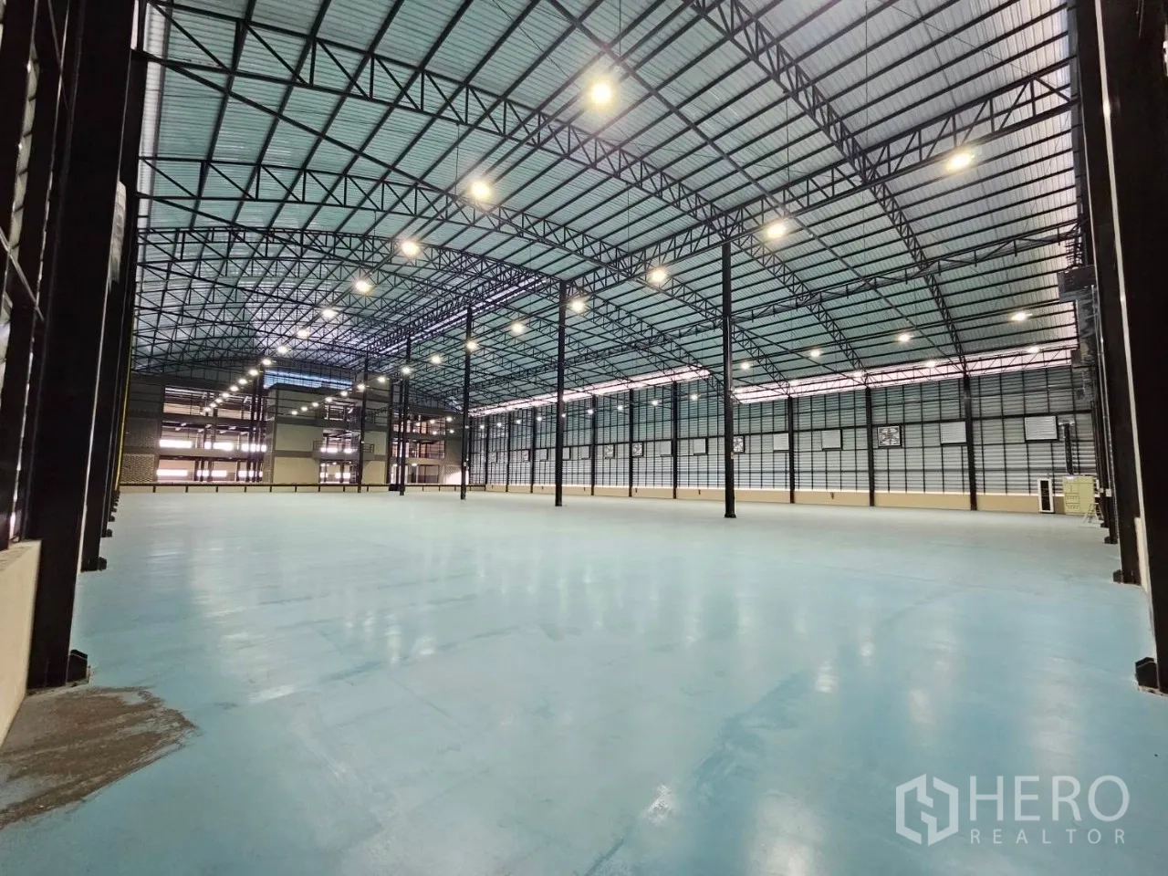 โรงงาน for rent in Si Racha, Chon Buri - พื้นที่ผลิตแบบเปิดโล่ง ไฟสว่าง และช่วงเสากว้างภายในโรงงาน