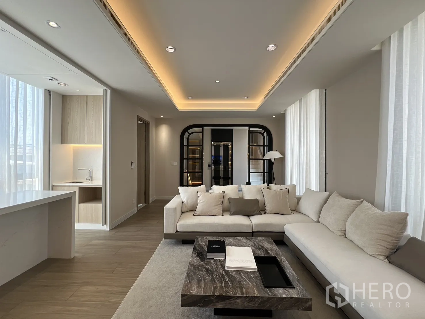 Semi-detached House for sale in Yan Nawa, Bangkok - Spacious living lounge facing arched glass doors and a compact wet bar.