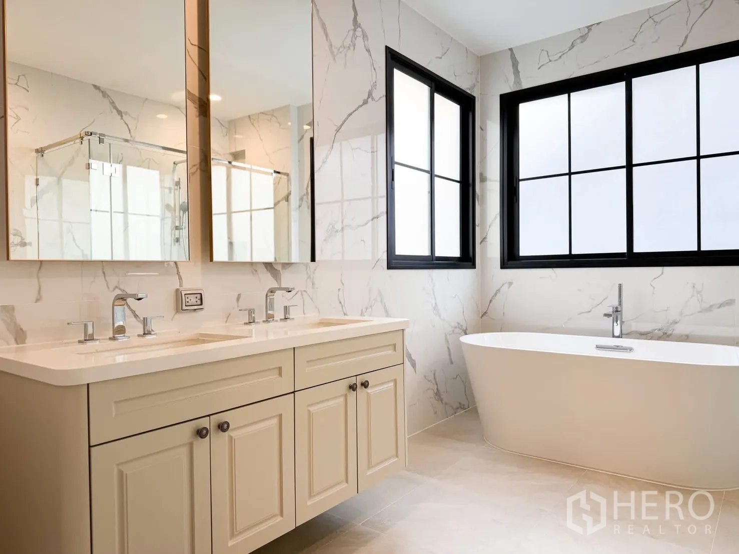 บ้านเดี่ยว for rent in Bang Khen, Bangkok - ห้องน้ำหรู เคาน์เตอร์อ่างล้างหน้าคู่ ผนังลายหินอ่อน และอ่างอาบน้ำแบบลอยตัวริมหน้าต่าง.