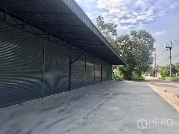 คลังสินค้า ให้เช่าในLam Luk Ka, Pathum Thani - ช่องโหลดสินค้ามีหลังคาพร้อมประตูม้วนติดถนนเงียบสงบและลานคอนกรีต