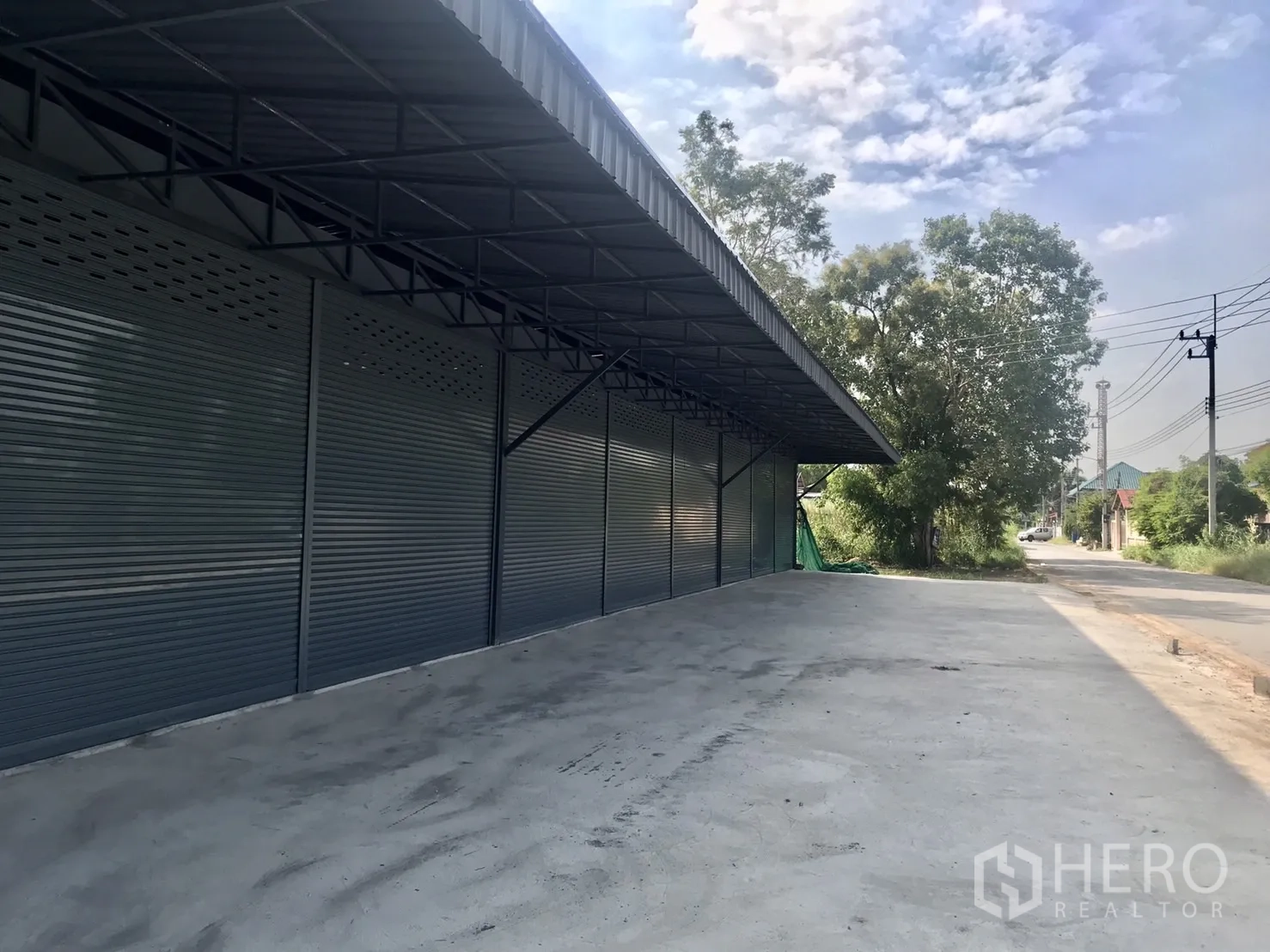 คลังสินค้า ให้เช่าในLam Luk Ka, Pathum Thani - ช่องโหลดสินค้ามีหลังคาพร้อมประตูม้วนติดถนนเงียบสงบและลานคอนกรีต