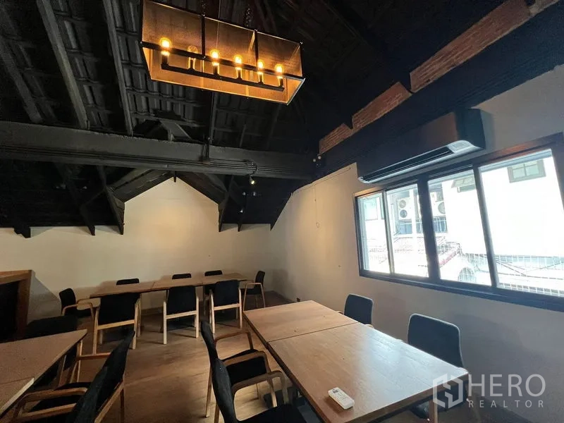 零售空间 出租在Bangkok - 楼上用餐室，坡屋顶、吊灯与窗户。