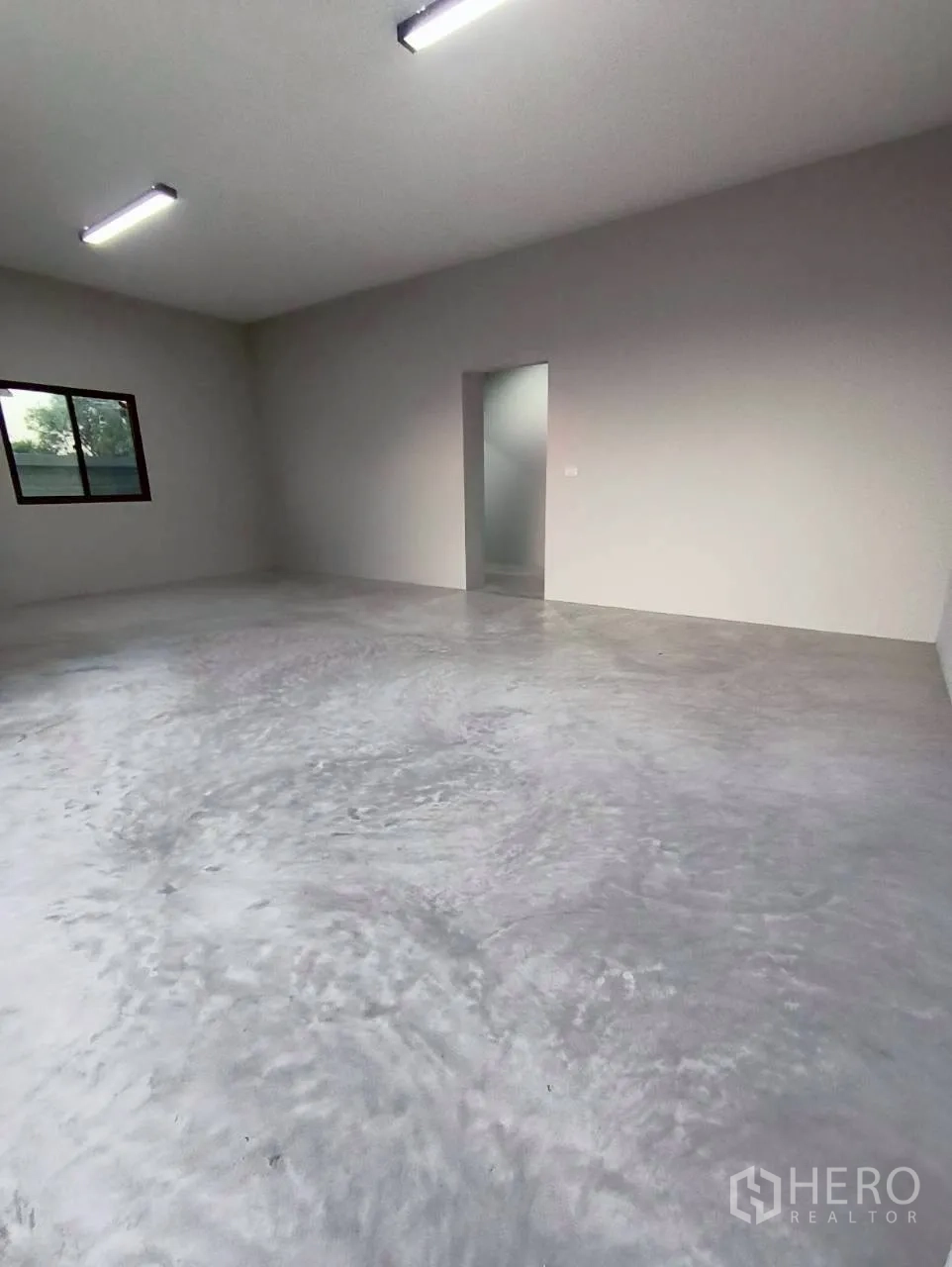 仓库 for rent in Mueang Nonthaburi, Nonthaburi - 室内空房，带窗、门与顶灯。
