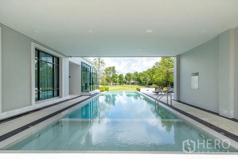 独立式住宅 出租在Bang Phli, Samut Prakan - 小区半室内泳池，配池畔平台，眺望园景。