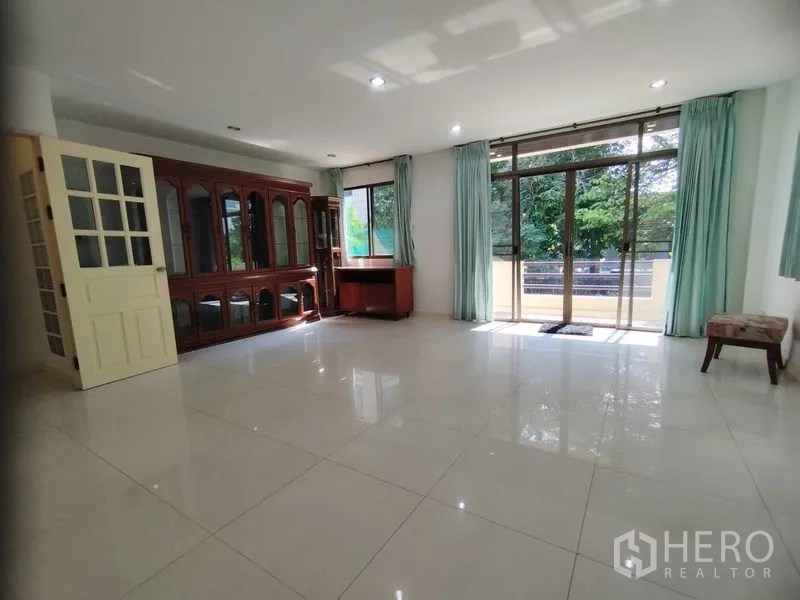 บ้าน ให้เช่าในWatthana, Bangkok - ห้องนั่งเล่นสว่าง พื้นกระเบื้องเงา หน้าต่างบานใหญ่ เปิดออกสู่ระเบียง