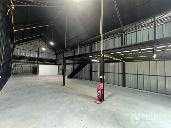 คลังสินค้า ให้เช่าในBueng Kum, Bangkok - ภายในโกดังโครงเหล็กเพดานสูง มีชั้นลอย พื้นคอนกรีต ไฟสว่าง