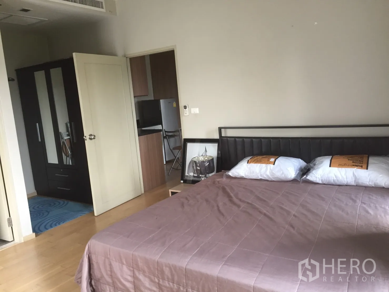 คอนโด ให้เช่าในWatthana, Bangkok - ห้องนอนพร้อมเตียงใหญ่ ตู้เสื้อผ้า และประตูสู่ครัวกะทัดรัด