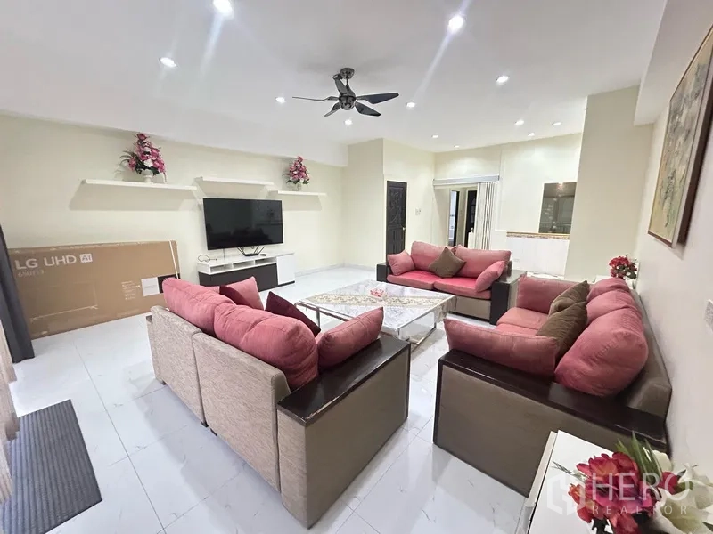 สำนักงานที่บ้าน ให้เช่า - ผนังทีวีพร้อมชั้นลอย ตรงข้ามชุดโซฟาหลายตัว ใต้ไฟดาวน์ไลต์