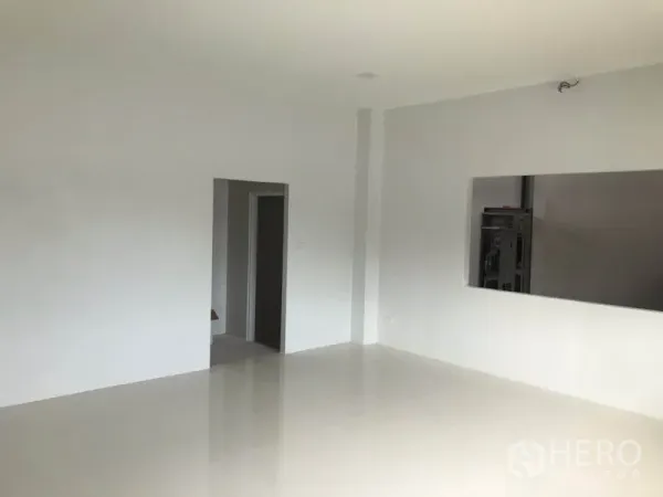 工厂 出租或出售在Mueang Samut Sakhon, Samut Sakhon - 厂房内洁净办公区，白墙并设有观景窗连接仓库。