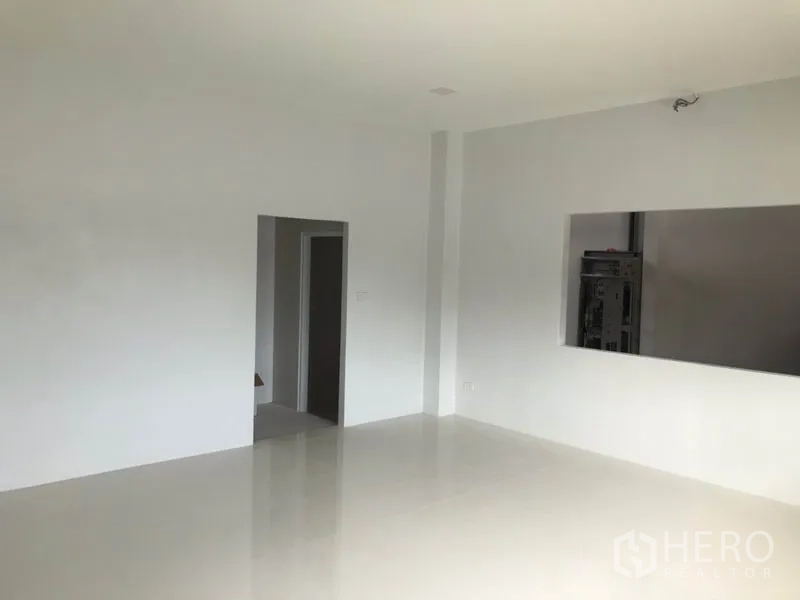 工厂 出租或出售在Mueang Samut Sakhon, Samut Sakhon - 厂房内洁净办公区，白墙并设有观景窗连接仓库。