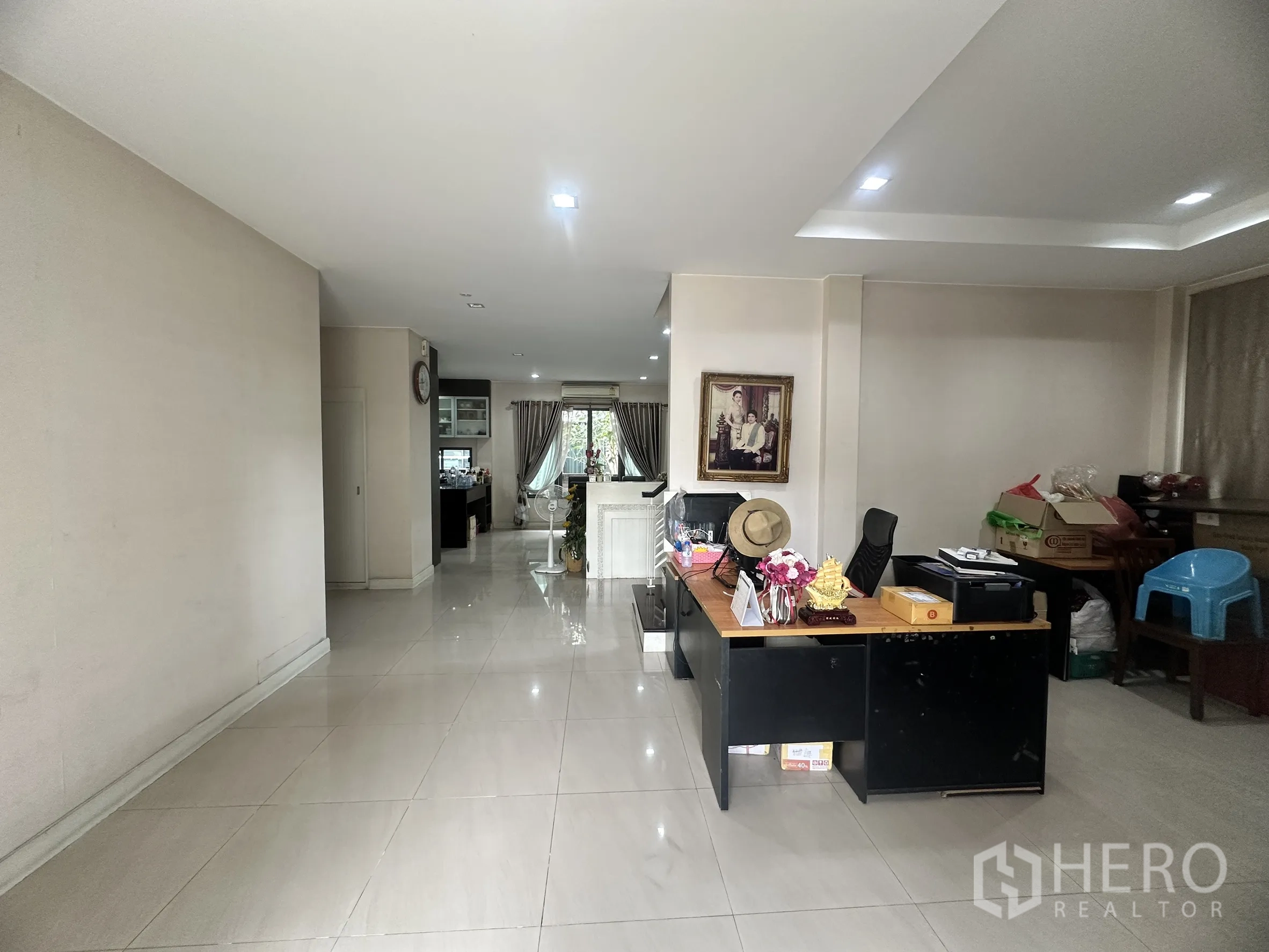 Detached House for sale in Pak Kret, Nonthaburi - Ground floor hall and workspace with glossy tiles and view to dining.