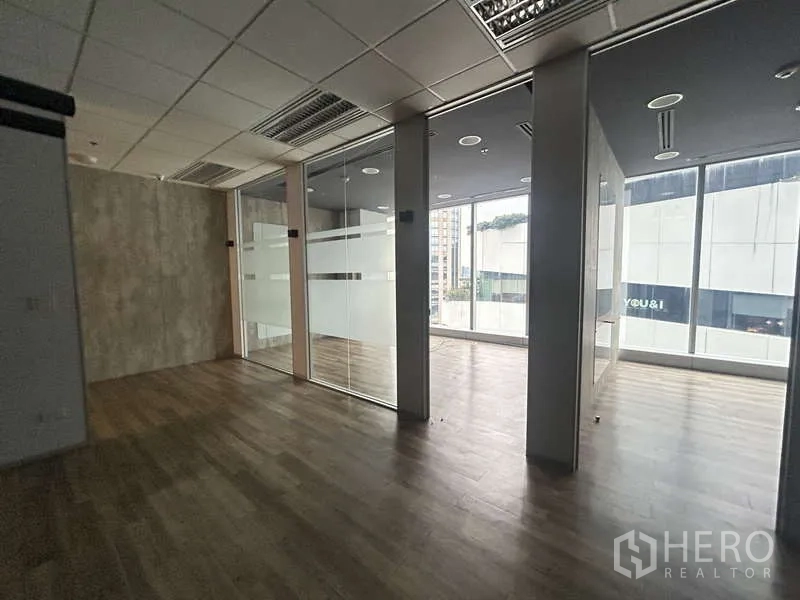 สำนักงาน ให้เช่า - โซนทำงานพร้อมบ็อกซ์กระจกหลายห้อง รับแสงธรรมชาติ