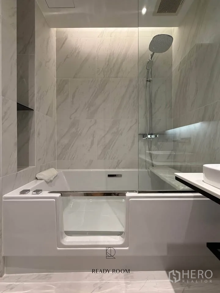 คอนโด for rent in Khlong Toei, Bangkok - ห้องน้ำลายหินอ่อน อ่างอาบน้ำมีประตูพร้อมโซนฝักบัวกระจกและเรนชาวเวอร์