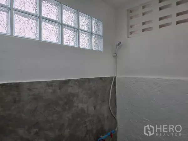 店屋 出租在Watthana, Bangkok - 简约浴室，带手持花洒与玻璃砖采光窗