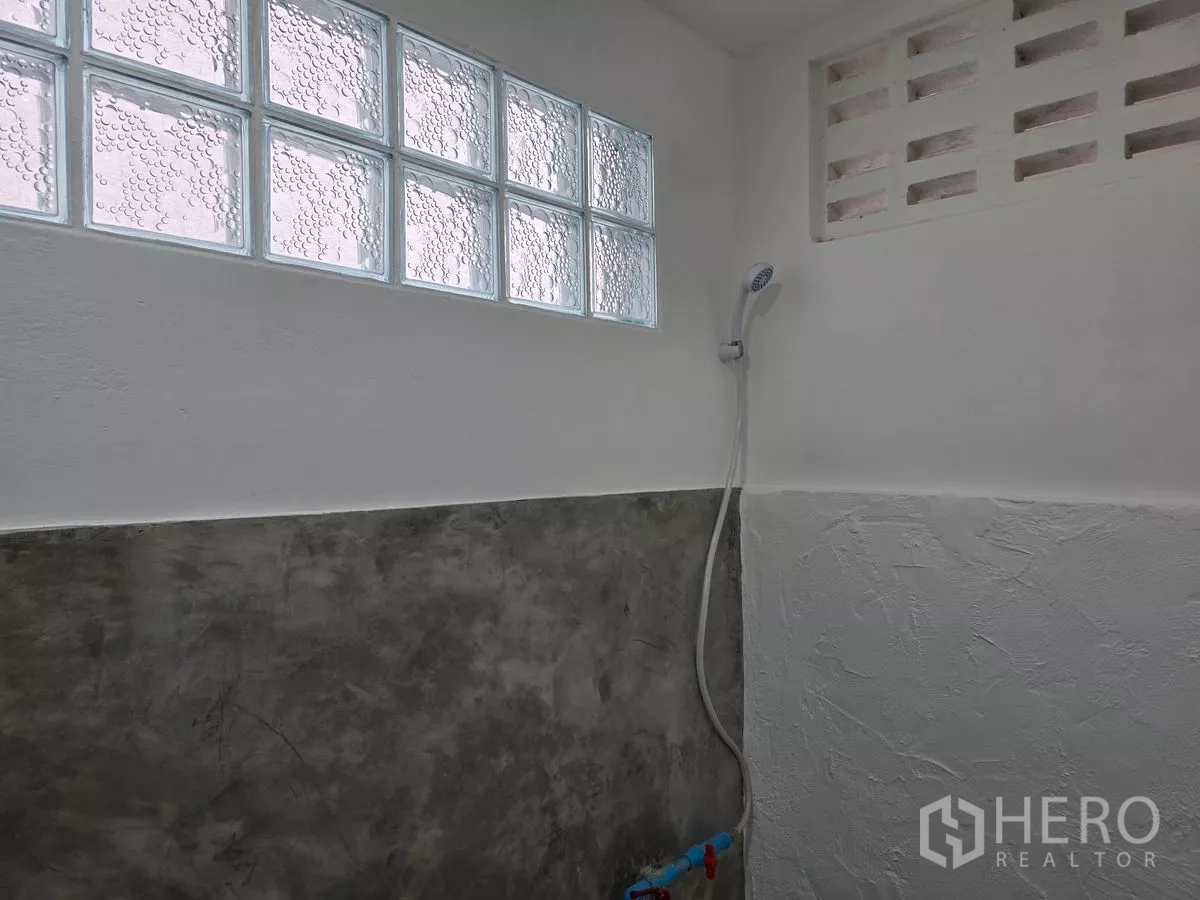 店屋 出租在Watthana, Bangkok - 简约浴室，带手持花洒与玻璃砖采光窗