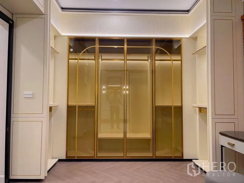 บ้าน ให้เช่าในSaphan Sung, Bangkok - วอล์กอินคลอเซ็ตสุดหรู ตู้บานกระจกกรอบอลูมิเนียมสีทอง พร้อมไฟ LED