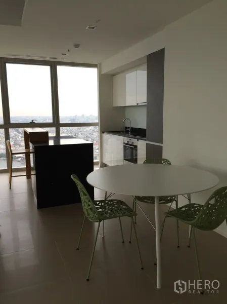 คอนโด ให้เช่าหรือขายในKhlong San, Bangkok - ครัวบิวท์อินสมัยใหม่พร้อมไอส์แลนด์และโต๊ะกินข้าว มองเห็นวิวเมืองผ่านหน้าต่างบานใหญ่