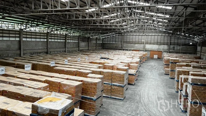 工厂 出租或出售在Pathum Thani - 开阔仓库地面，托盘整齐摆放，通道宽敞