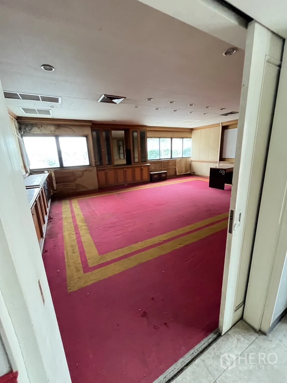 Warehouse for rent in Huai Khwang, Bangkok - Spacious meeting room with red carpet and built-in cabinetry.