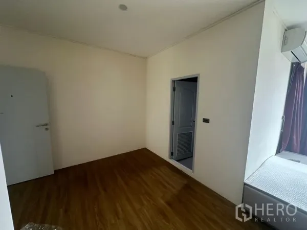 สำนักงานที่บ้าน ให้เช่าในWang Thonglang, Bangkok - ห้องขนาดกะทัดรัด พื้นไม้ พร้อมทางเข้าห้องน้ำติดกัน