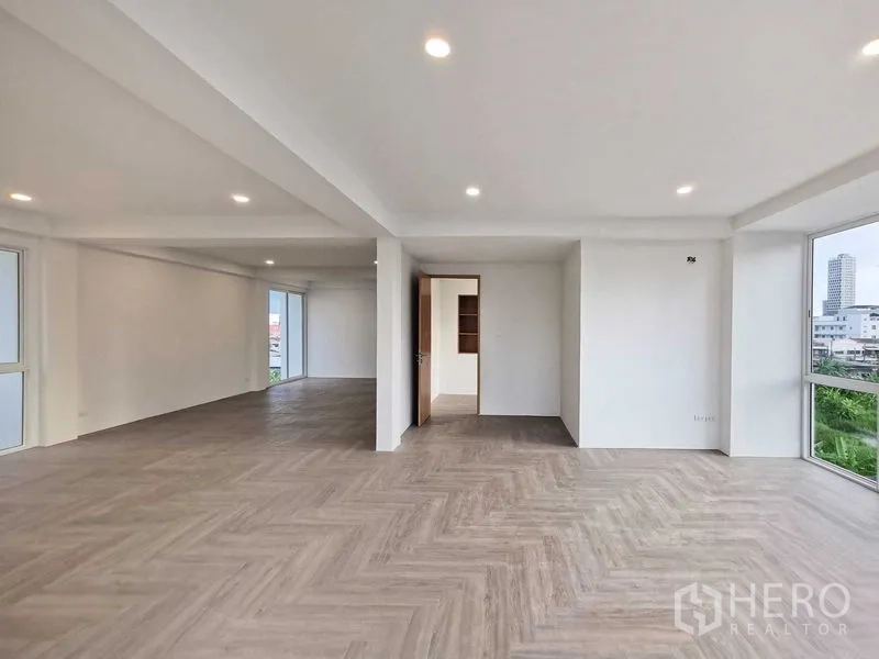 Home Office for sale in Suan Luang, Bangkok - Spacious corner floor with panoramic windows and city views.