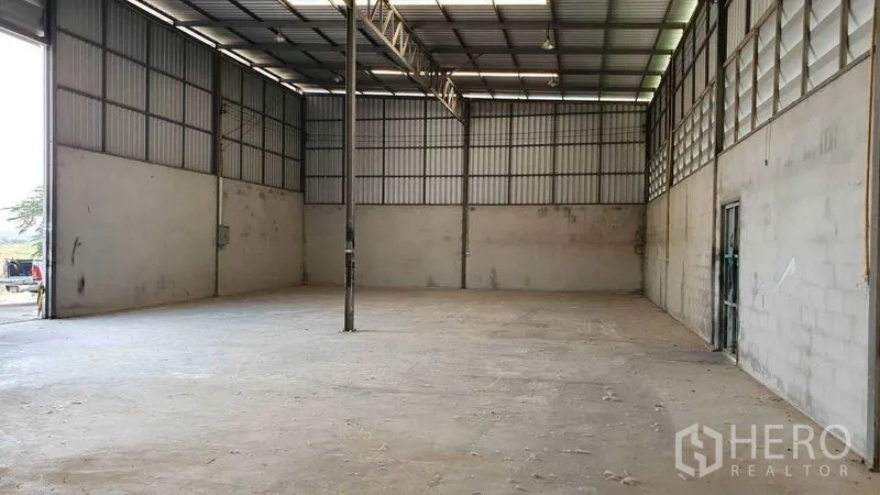 คลังสินค้า ให้เช่าในPathum Thani - โถงเก็บของสแปนกว้าง หลังคาทรัส ผนูงสูง และพื้นคอนกรีตเรียบ