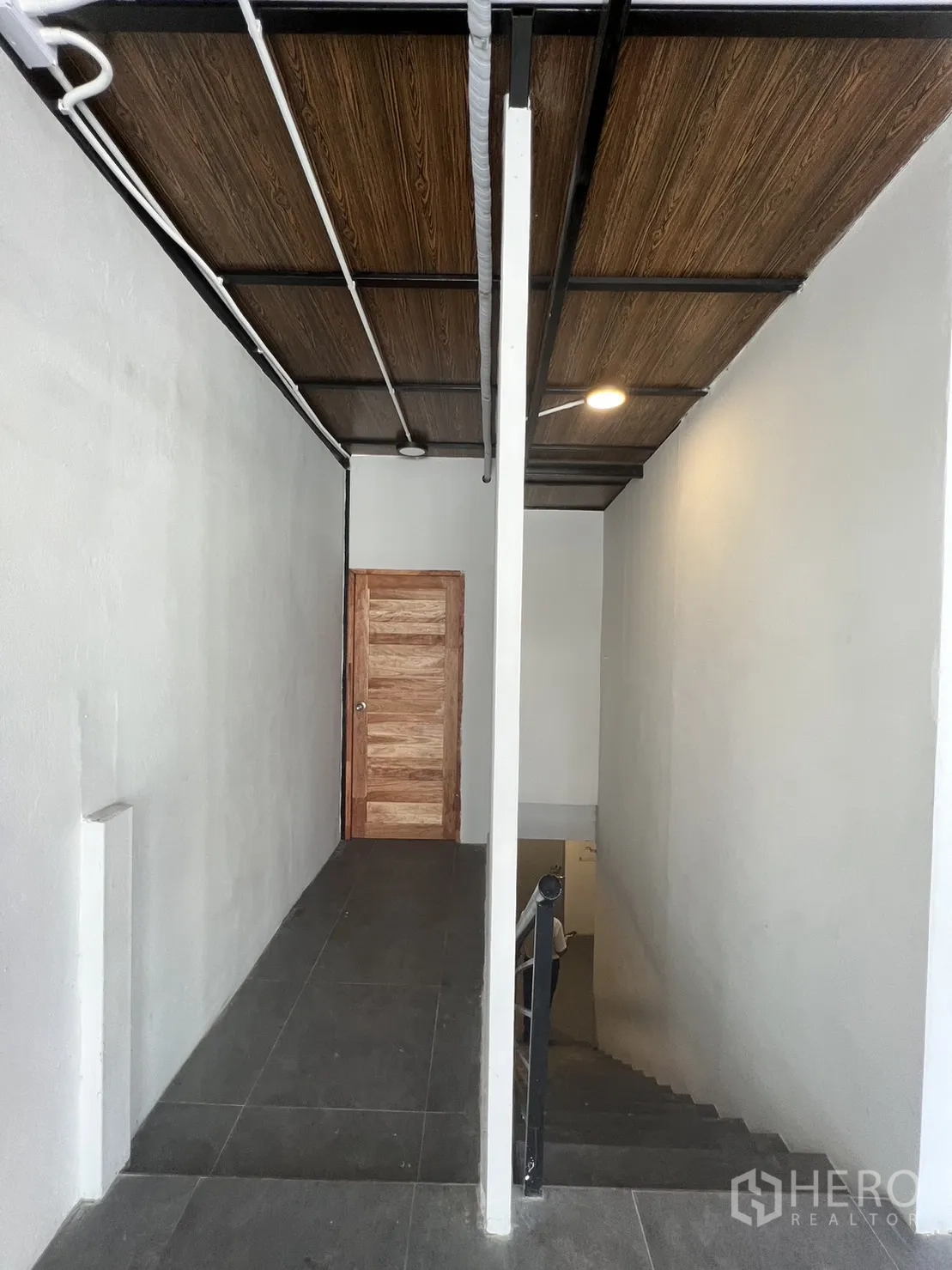 พื้นที่ขายปลีก ให้เช่าในWatthana, Bangkok - ทางเดินพื้นกระเบื้องเข้ม ประตูไม้ ใต้ฝ้าไม้ลาย.