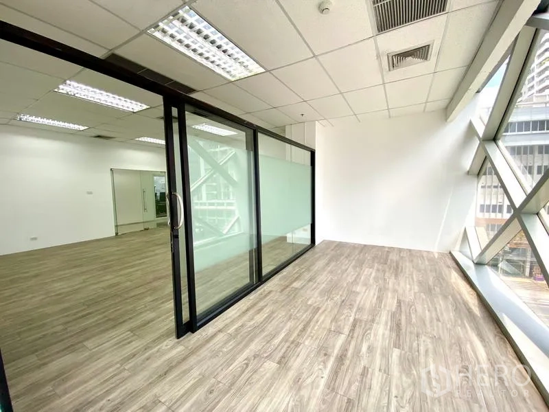 สำนักงาน ให้เช่าในWatthana, Bangkok - พื้นที่ห้องประชุมกั้นกระจกฝ้า พร้อมหน้าต่างกระจกบานใหญ่รับวิวเมือง.