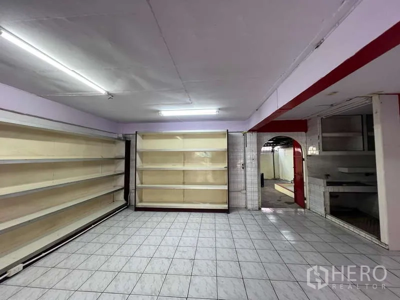 อาคารพาณิชย์ ให้เช่าในSuan Luang, Bangkok - ห้องเก็บของหรือแสดงสินค้า พร้อมชั้นวางบิลต์อินและพื้นกระเบื้อง