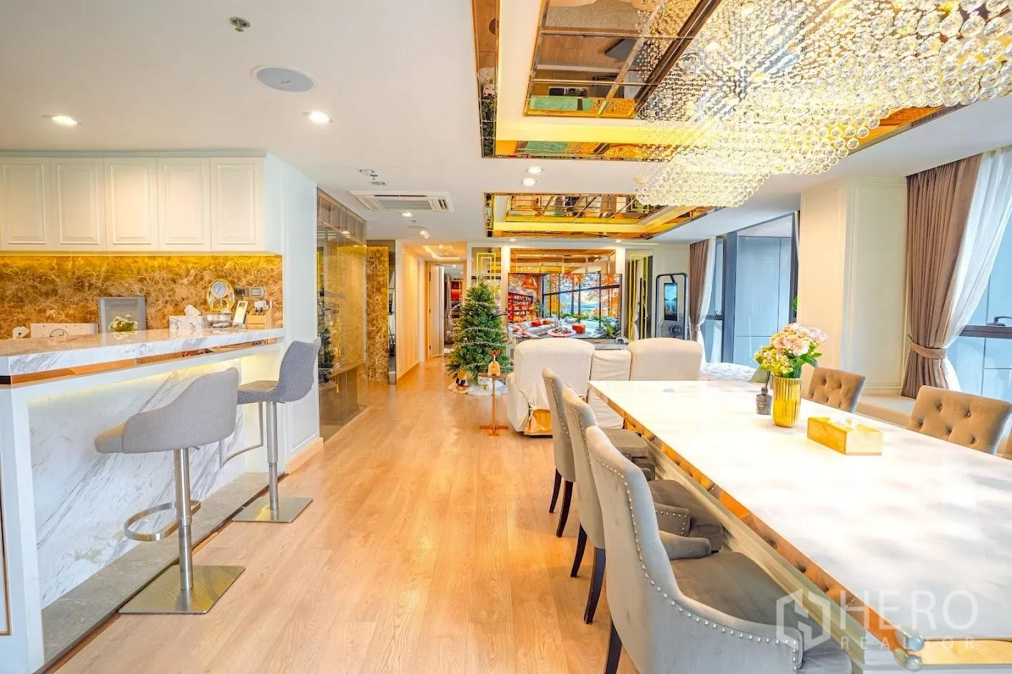 คอนโด for sale in Sathon, Bangkok - พื้นที่ทานอาหารแบบโอเพ่นและบาร์หินอ่อนพื้นไม้ มองเห็นโถงทางเดิน