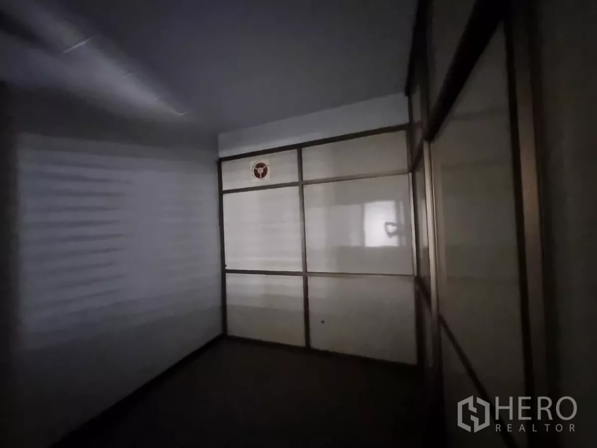 店屋 出租在Watthana, Bangkok - 楼梯下小卫生间，配马桶与镜子。