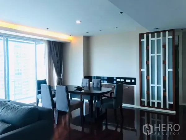 房间 出租在Khlong Toei, Bangkok - 六人餐区，带内置柜与通向阳台的玻璃移门。