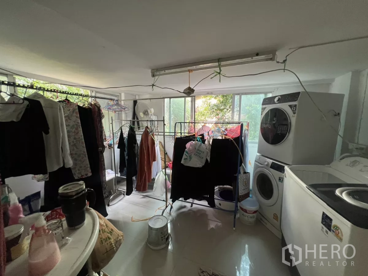 พื้นที่ขายปลีก ให้เช่า - ห้องอเนกประสงค์ภายใน มีเครื่องซักผ้า ราวตากผ้า และหน้าต่างรับแสงธรรมชาติ