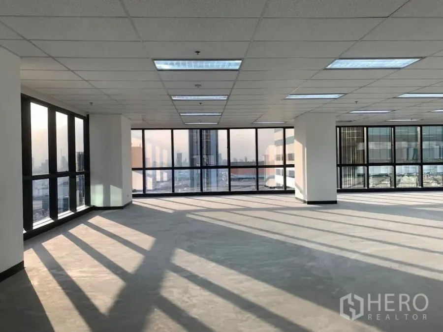 สำนักงาน ให้เช่าในDin Daeng, Bangkok - ชั้นออฟฟิศมุมสว่าง กระจกเต็มบาน มองเห็นวิวเมือง พร้อมให้ผู้เช่าตกแต่ง