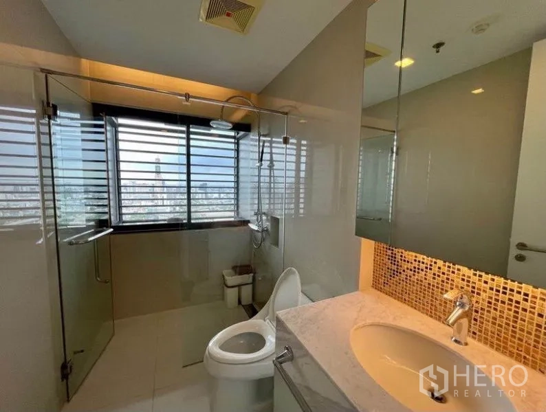 公寓 出售在Ratchathewi, Bangkok - 第二浴室带步入式玻璃淋浴间与马赛克台盆。