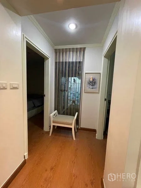 คอนโด ให้เช่า - โถงทางเดินไปยังห้องนอน พร้อมม้านั่งและฉากกั้นโปร่ง