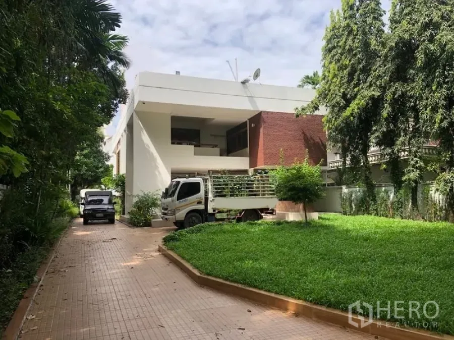 บ้าน ให้เช่าในWatthana, Bangkok - ภายนอกบ้านเดี่ยวสไตล์โมเดิร์น ทางรถและสนามหญ้าในเขตวัฒนา กรุงเทพฯ