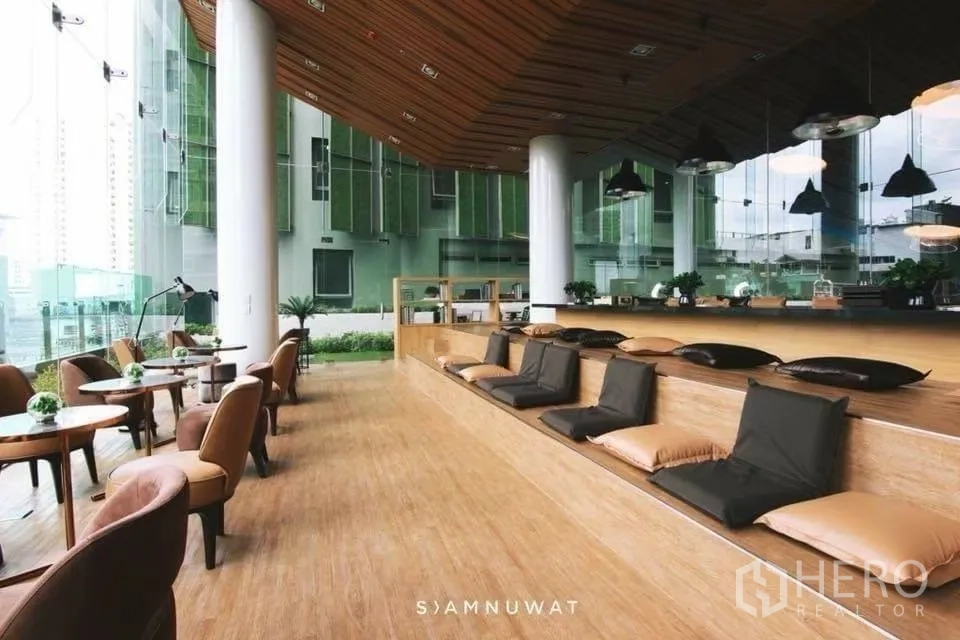 คอนโด for rent in Ratchathewi, Bangkok - เลานจ์ส่วนกลางพร้อมที่นั่งแบบขั้นบันได โต๊ะคาเฟ่ และมุมมองสวน