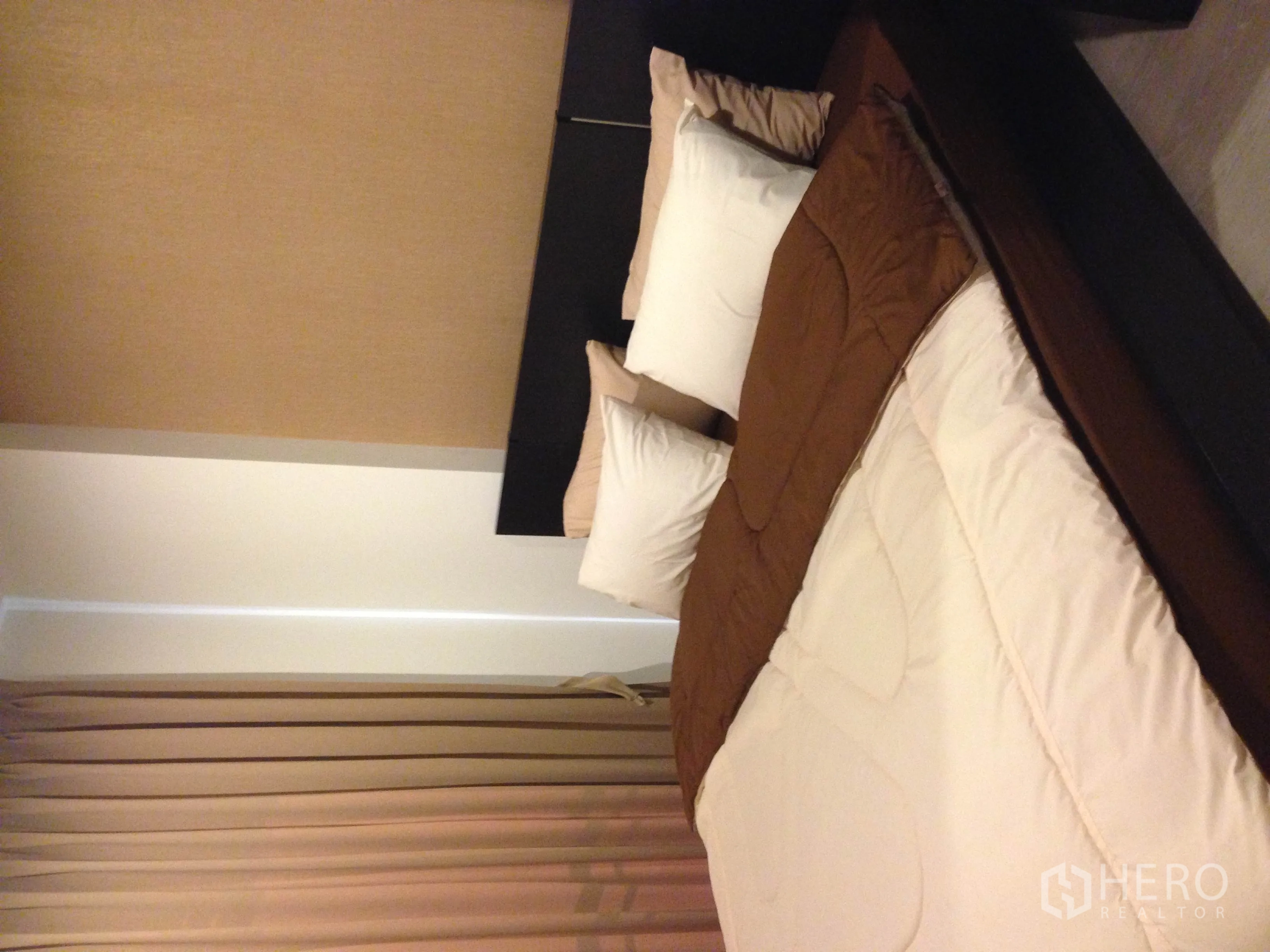 公寓 出租在Sathon, Bangkok - 暖色卧室，双人床配枕头，落地窗帘。