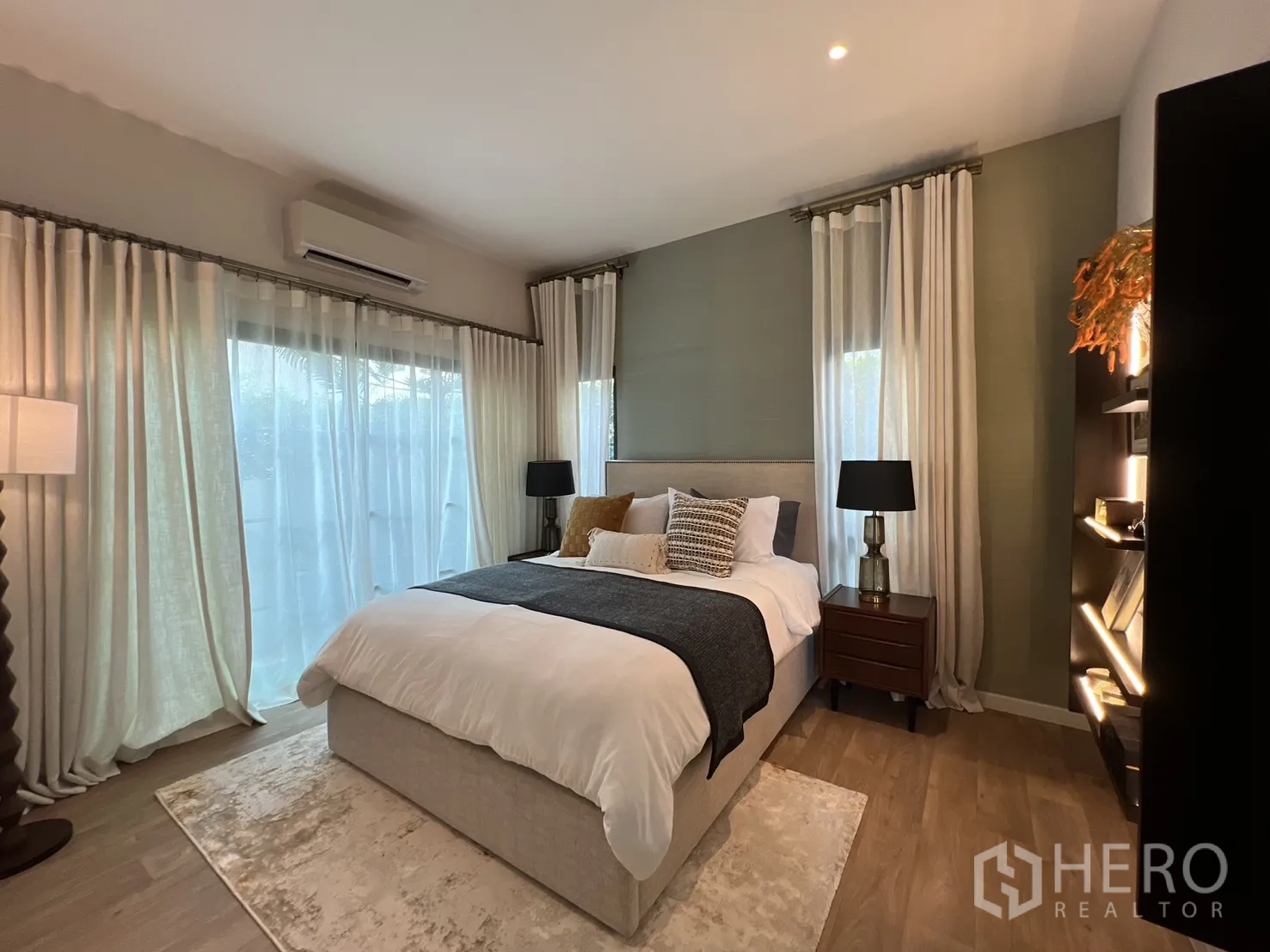 บ้านเดี่ยว for rent in Bang Phli, Samut Prakan - ห้องนอนกว้างพร้อมพรม หน้าต่างบานใหญ่ และโต๊ะหัวเตียงสองข้าง