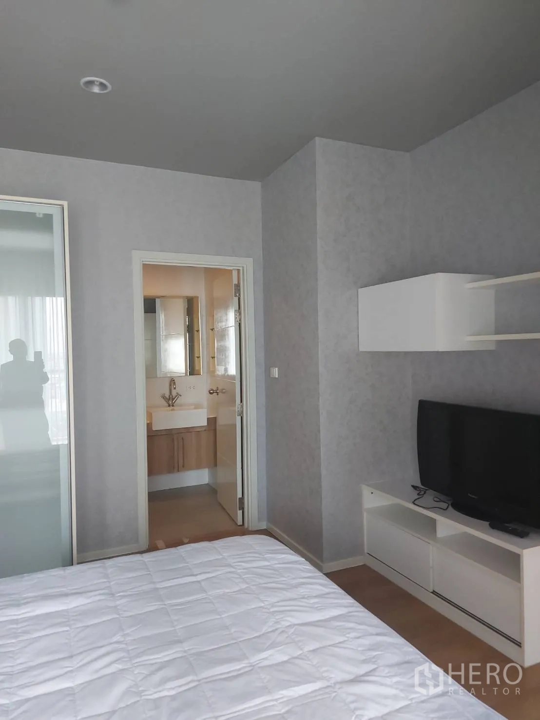 คอนโด ให้เช่าในWatthana, Bangkok - ห้องนอนใหญ่พร้อมชั้นวางทีวี และทางเข้าห้องน้ำในตัว