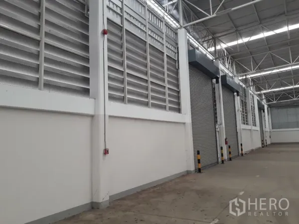 คลังสินค้า ให้เช่าในPlaeng Yao, Chachoengsao - ผนังโกดังมีช่องระบายอากาศบานเกล็ดและประตูม้วนหลายช่องสำหรับโหลดสินค้า