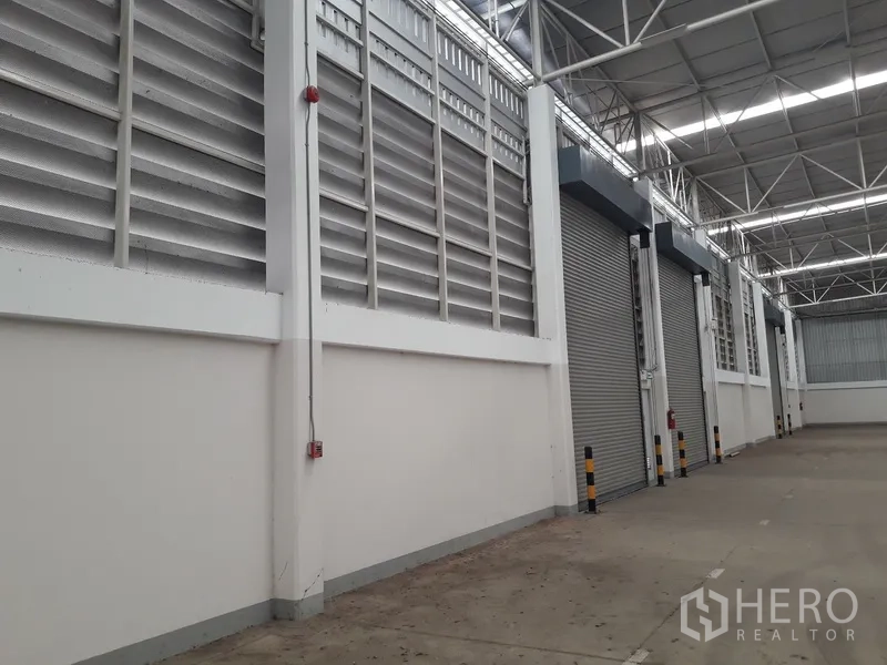 คลังสินค้า ให้เช่าในPlaeng Yao, Chachoengsao - ผนังโกดังมีช่องระบายอากาศบานเกล็ดและประตูม้วนหลายช่องสำหรับโหลดสินค้า