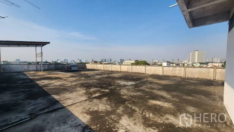 工厂 出租在Chom Thong, Bangkok - 工厂屋顶露台，曼谷天际线全景。