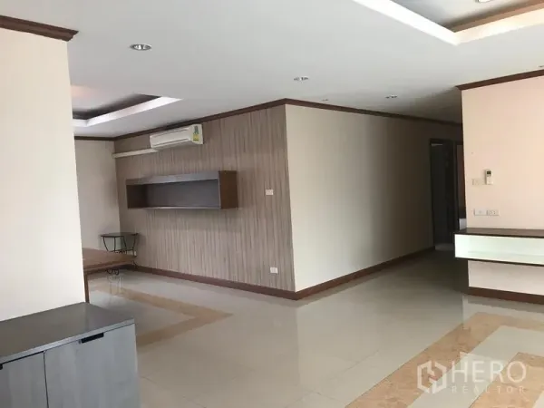 อพาร์ทเมนท์ ให้เช่าในWatthana, Bangkok - ห้องนั่งเล่นกว้าง พื้นกระเบื้องเงา มีชั้นติดผนังและเครื่องปรับอากาศ