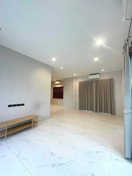 บ้าน ขายในBang Kruai, Nonthaburi - พื้นที่โอเพ่นแพลน ปูกระเบื้องลายหินอ่อน ติดแอร์ และผ้าม่านเต็มความสูงมองเห็นสวน