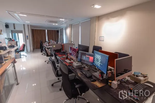 Home Office for sale in Don Mueang, Bangkok - Spacious office floor featuring rows of workstations, tiled flooring and window blinds.