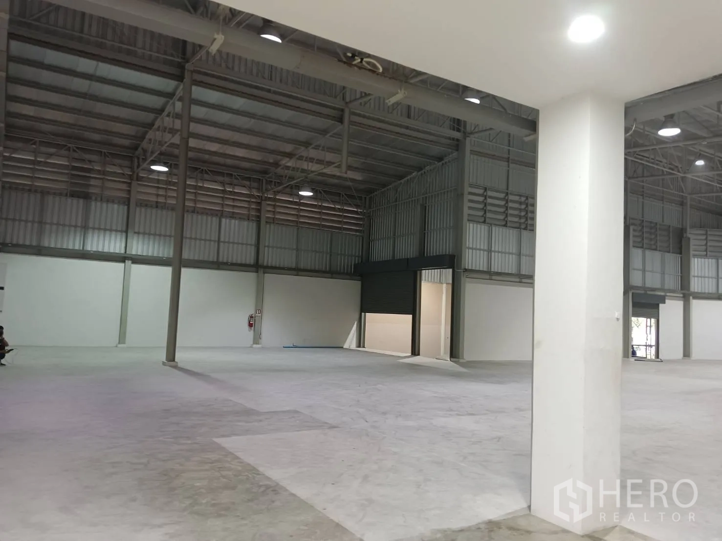 คลังสินค้า ให้เช่าในKhlong Sam Wa, Bangkok - พื้นที่โกดังแบบโอเพ่น มีเสารับน้ำหนัก ประตูม้วน และไฟอุตสาหกรรม