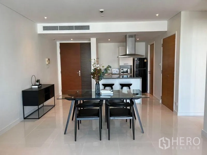 คอนโด ให้เช่าในWatthana, Bangkok - โซนทานอาหารและครัว โต๊ะกระจก ตู้สีขาว ในคอนโดสว่าง