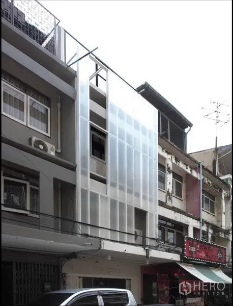 สำนักงานที่บ้าน ให้เช่าในPhra Khanong, Bangkok - มุมมองด้านข้างของอาคาร แสดงแผงกึ่งโปร่งแนวตั้งและระเบียง